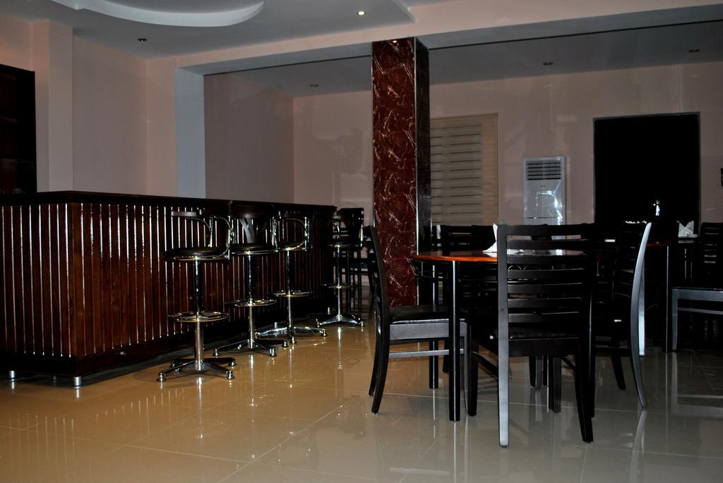 Max Comfort Hotel Kutaissi Exterior foto